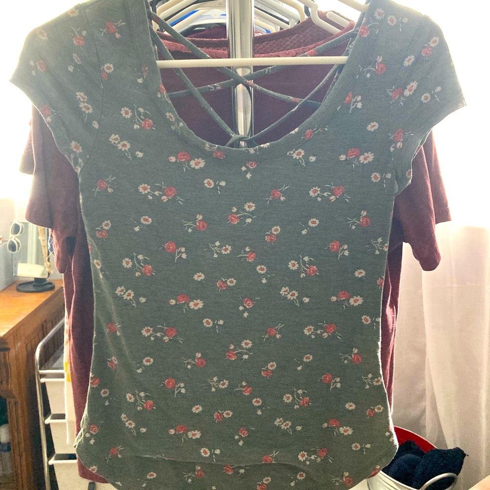 Size xs no boundaries t-shirt. Cotton like matterial and a sage green color.